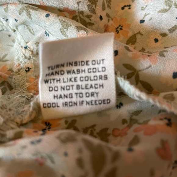 NWT E&M dainty floral top - Picture 5 of 5